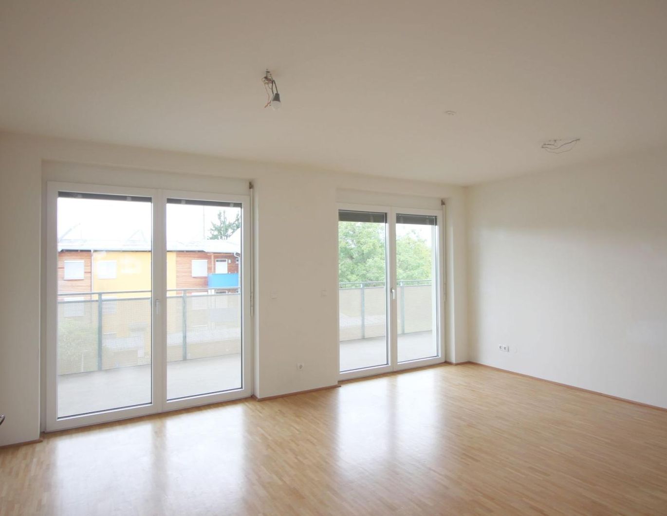 MODERNE 2-ZIMMER-WOHNUNG MIT GROSSEM BALKON UND PARKPLATZ IN LIEBENAU!
