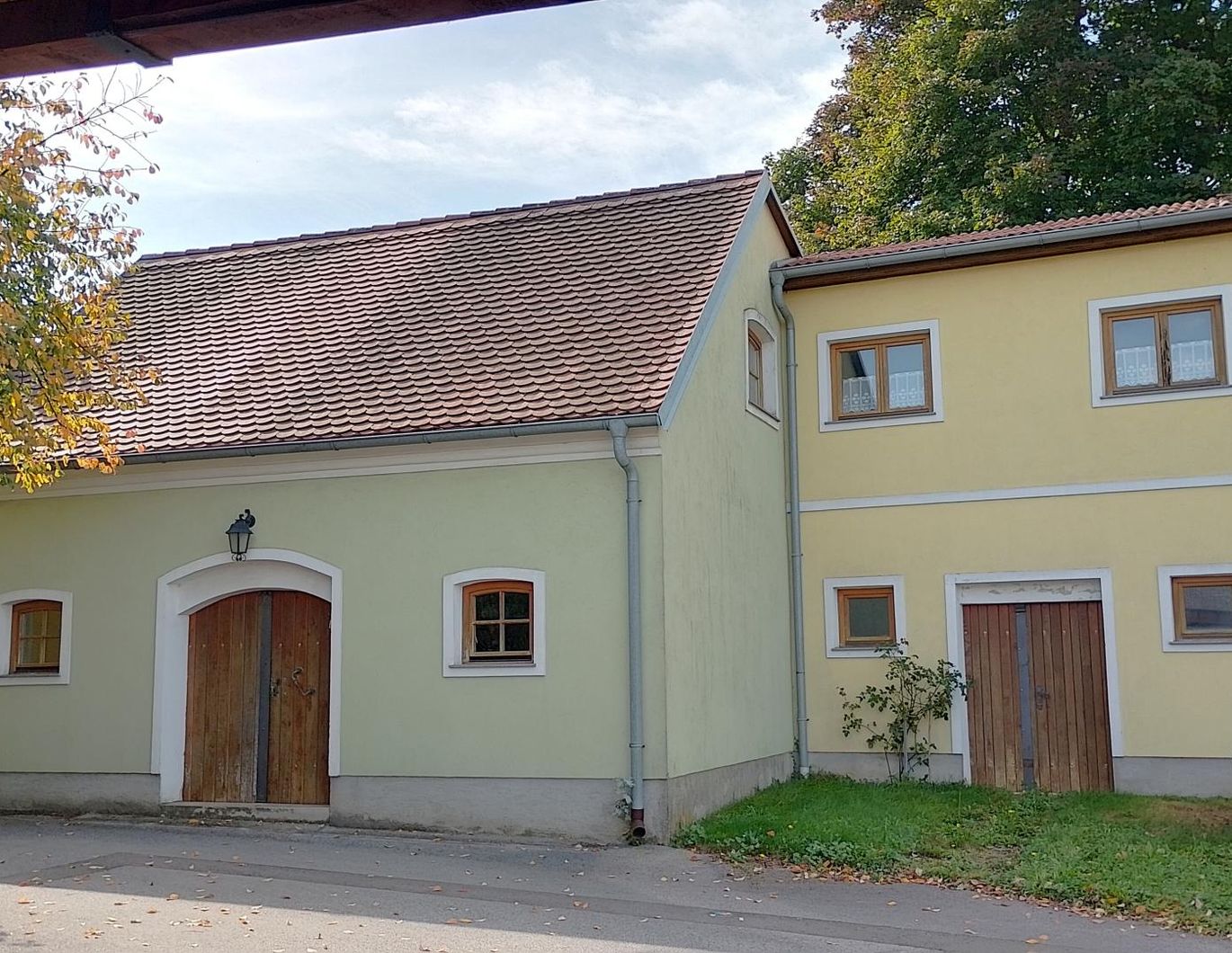 ZWEI PRESSHÄUSER AUF BAUGRUND - KANN ZU WOHNHAUS AUS/UMGEBAUT WERDEN