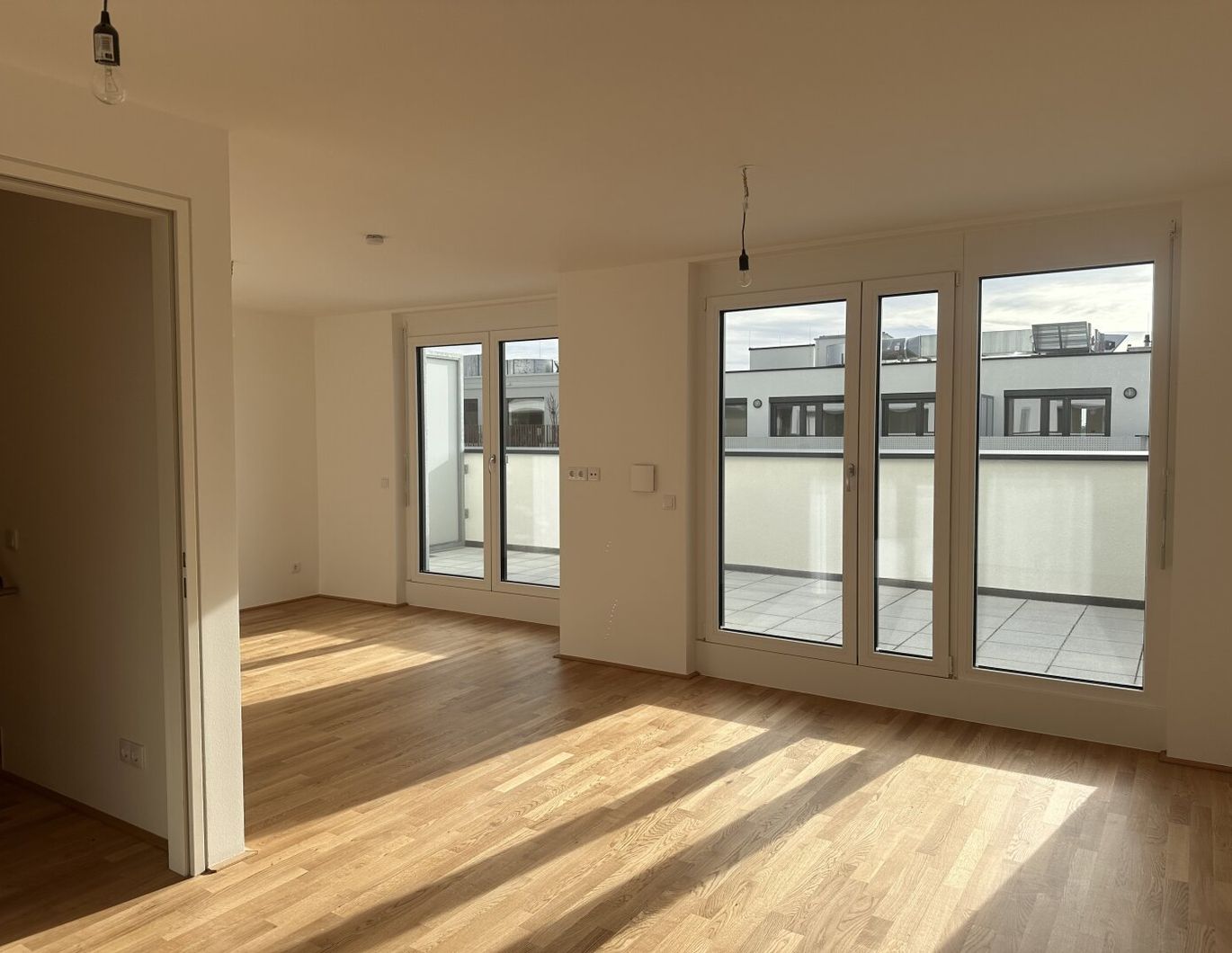 LICHTDURCHFLUTETE DACHGESCHOSSWOHNUNG MIT GROßER TERASSE