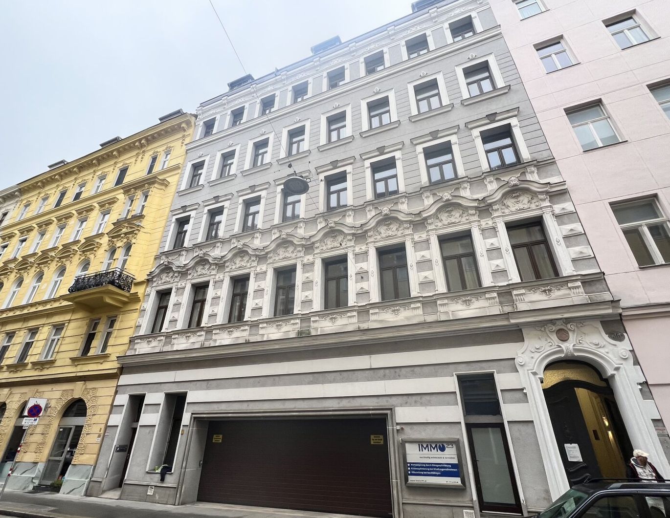 Altbau-Flair modern interpretiert: Vollsanierte 2 Zimmer Wohnung mit hofseitigem Balkon