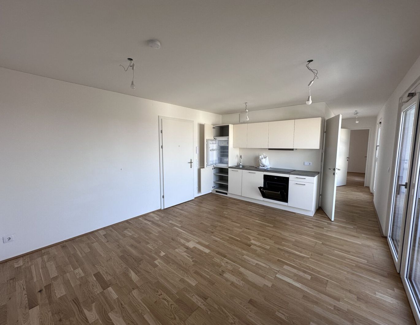 2 Zimmer Wohnung mit Loggia im 7. Stock ab sofort frei!