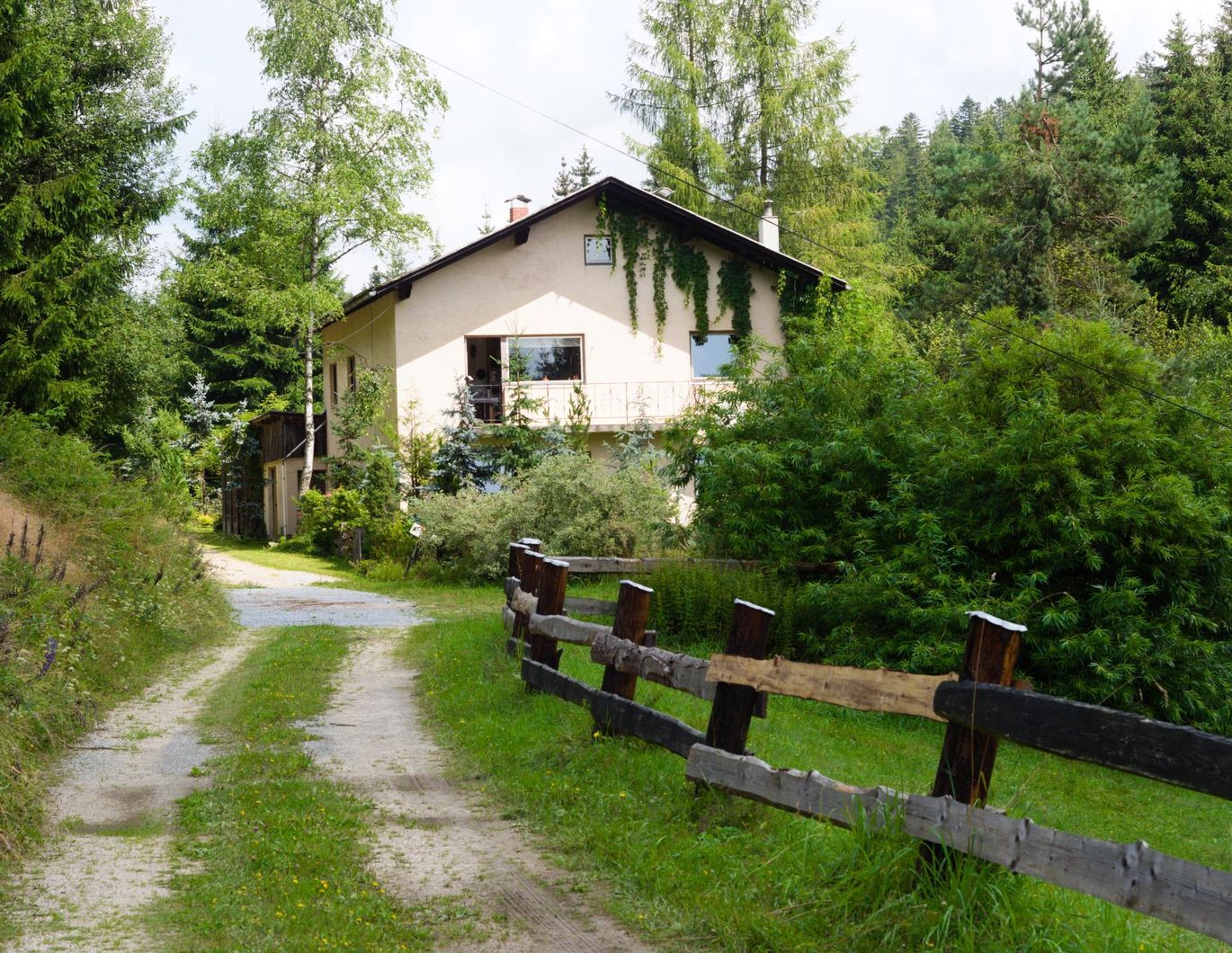 Wohnhaus mit 2 Wohneinheiten in idyllischer, ruhiger Lage