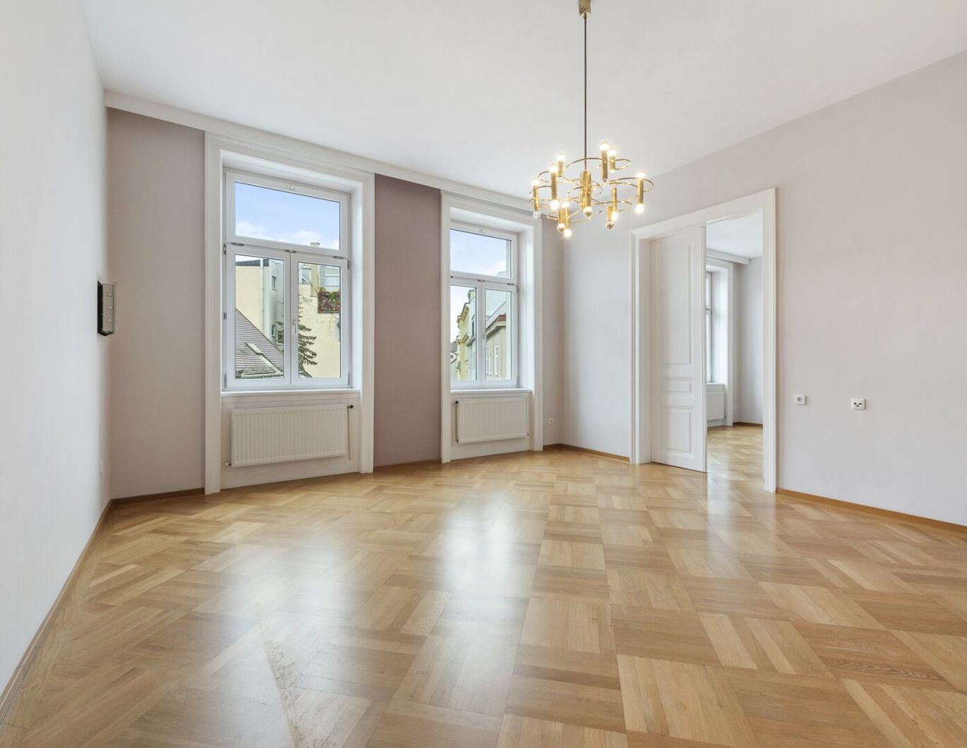 In Bestlage nahe Karmelitermarkt: Zentral begehbare Maisonette-Altbauwohnung in sehr gepflegtem Zustand und freiem Blick