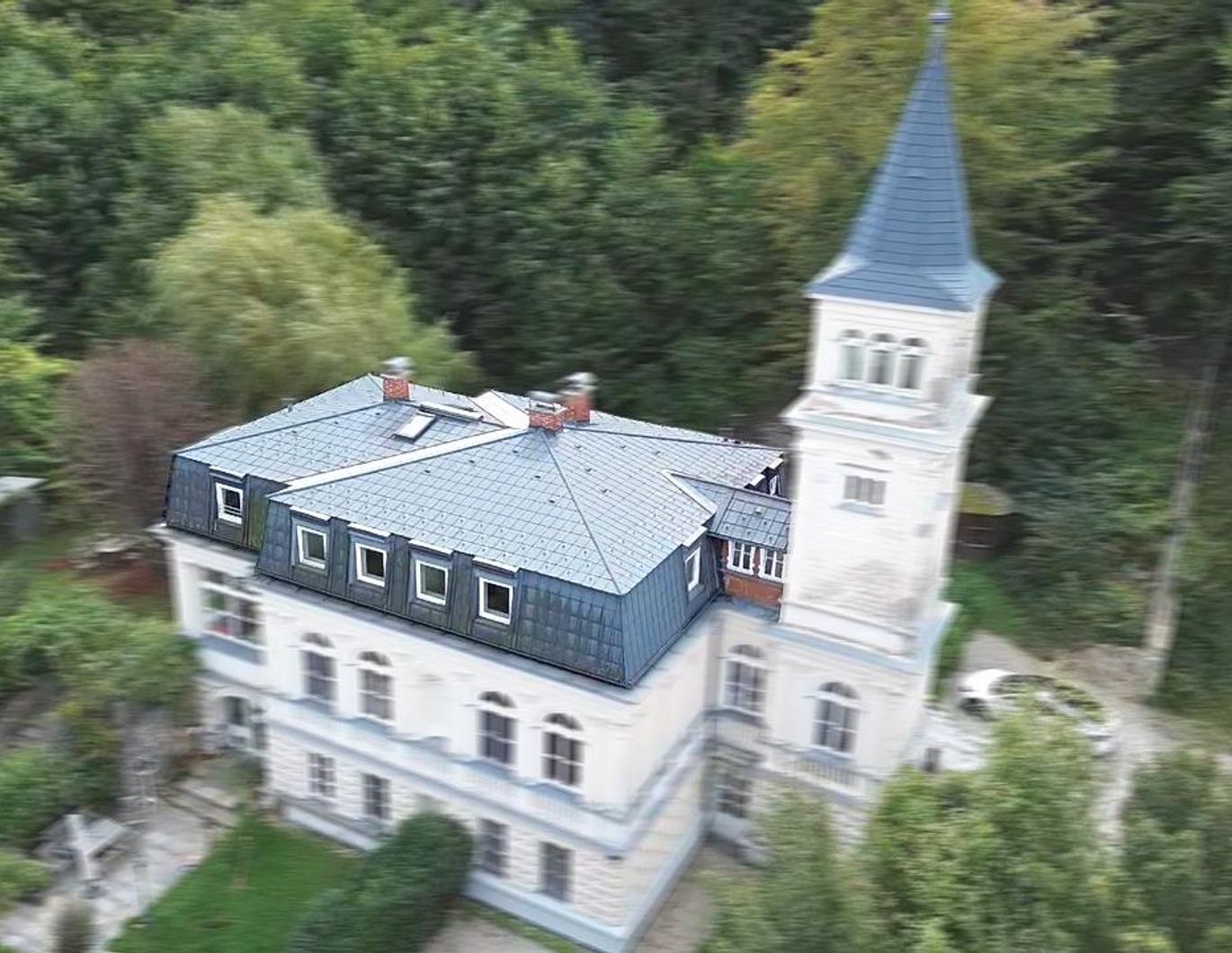 Exklusives Dachgeschoß-Juwel in historischem Gebäude mit großem Gartenanteil
