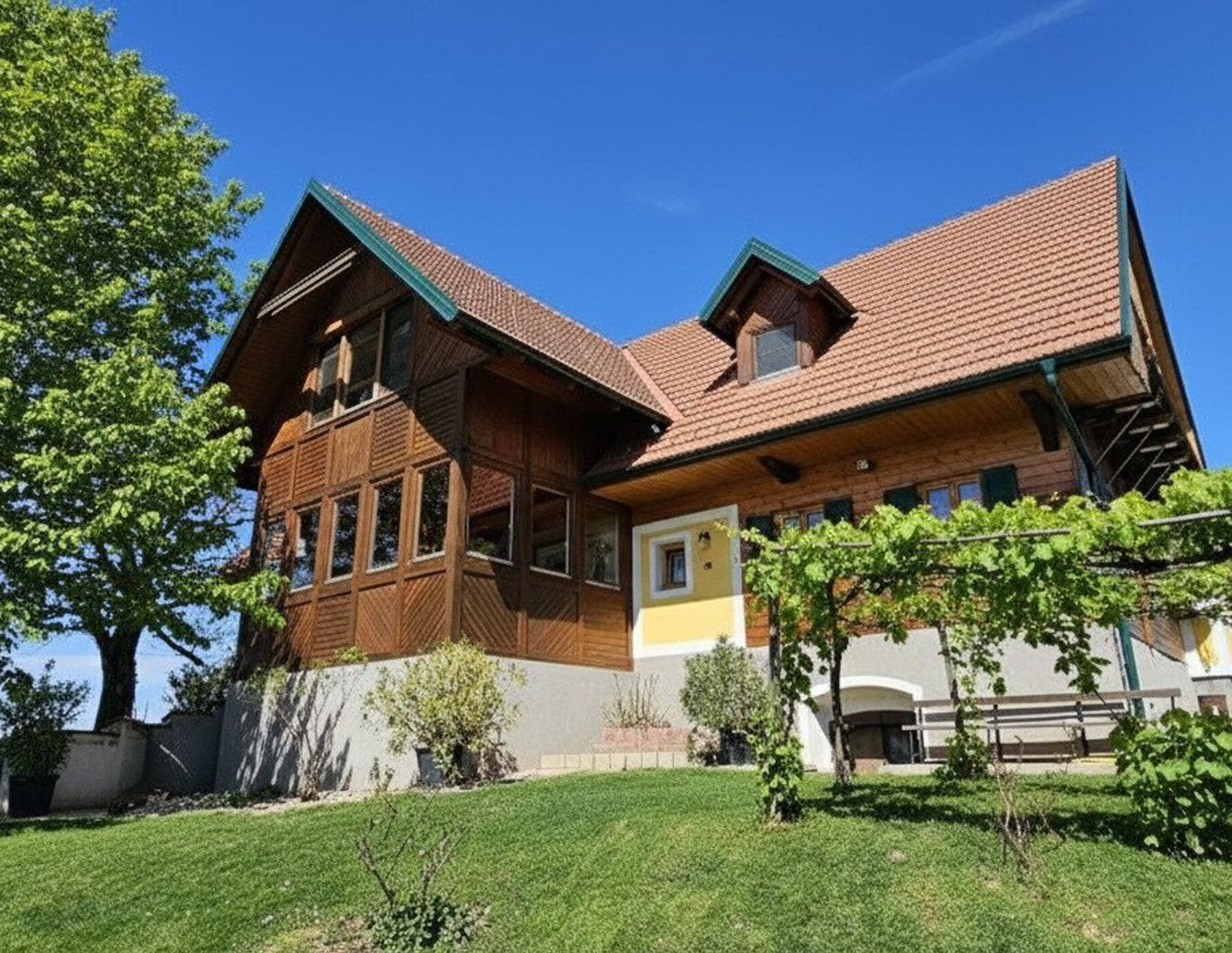 SÜDSTEIERMARK: atemberaubender Rundumblick, malerische Alleinlage, Wohnen, Weinbau, Wald, Teich Beschreibung