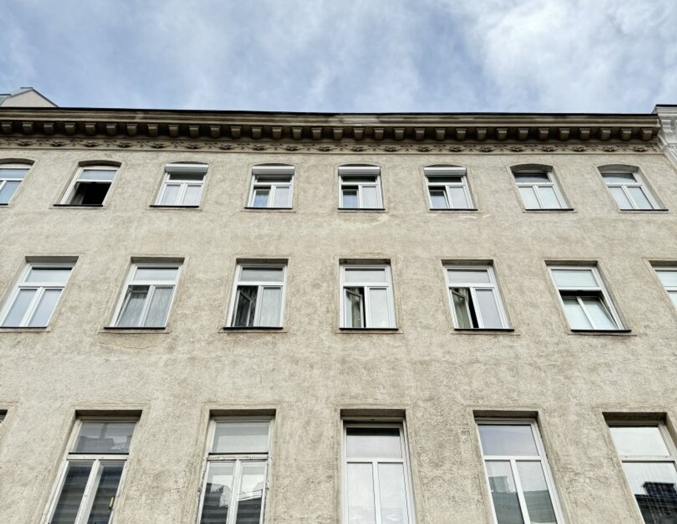 Zwei getrennte Wohneinheiten im Altbau - Sanierungsbedürftige Wohnung mit Potenzial in Penzing