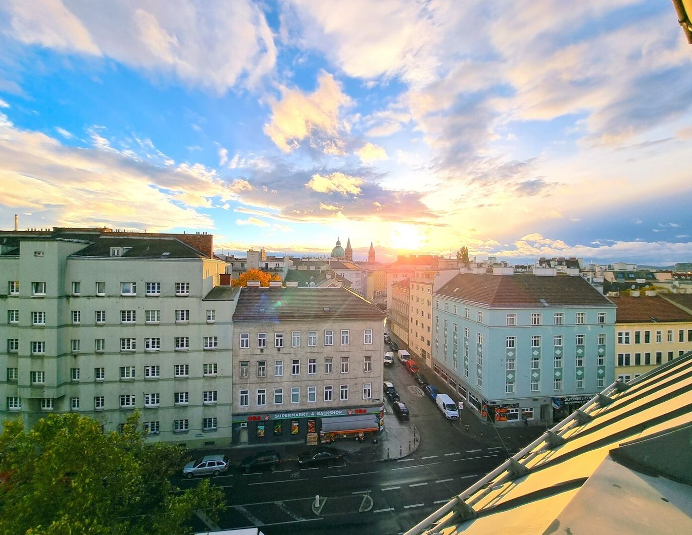 Nähe U1 Station | Klimatisierte Dachgeschosswohnung mit tollem Wienblick zu vermieten