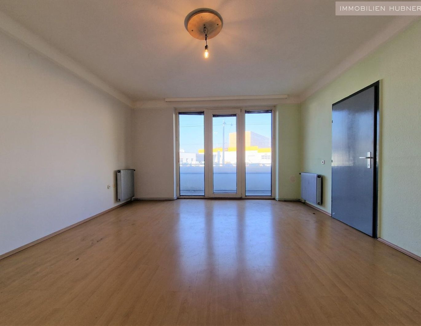 Sanierungsbedürftige 2-Zimmer Wohnung mit großer Loggia in U-6 Nähe!!