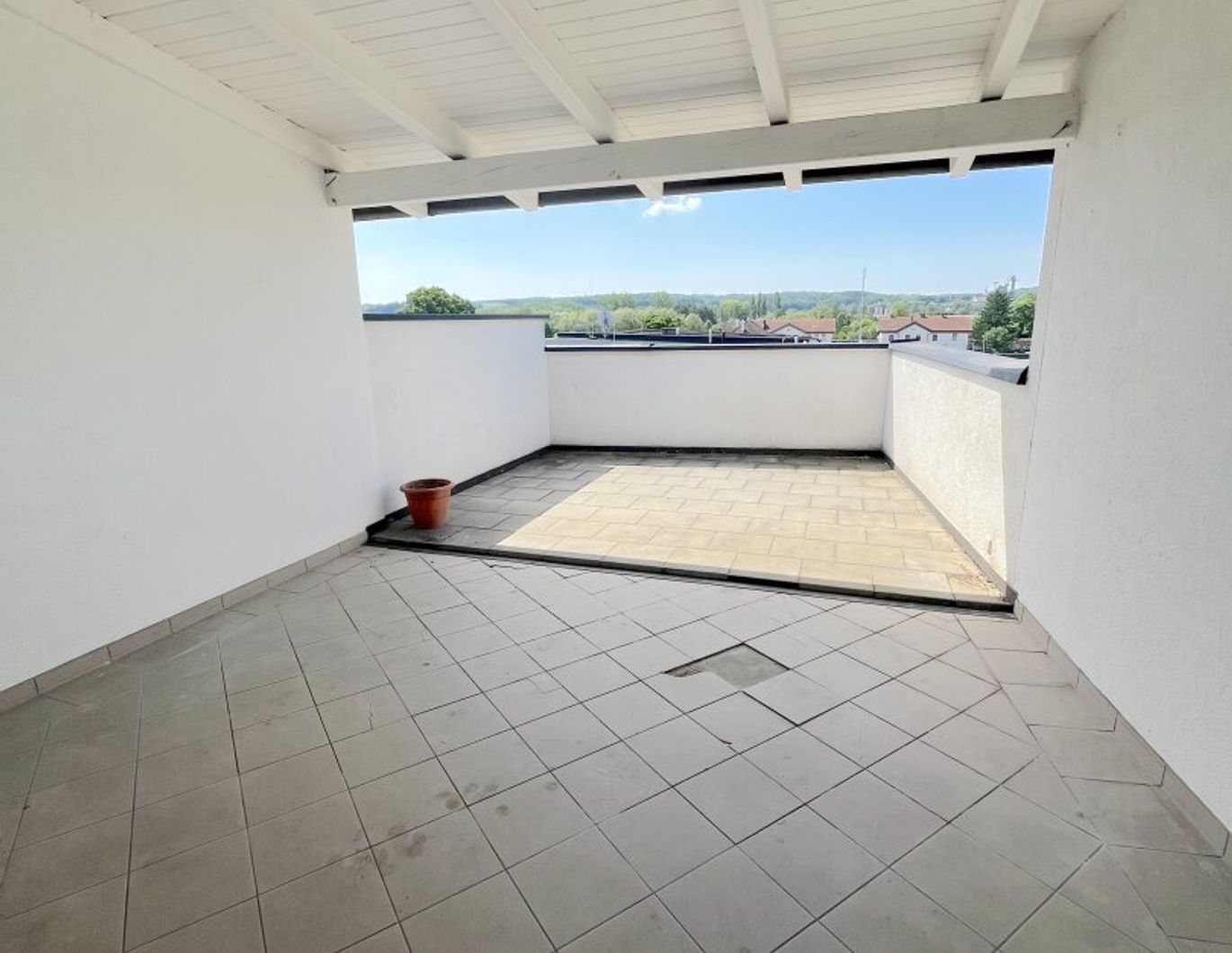 Neu saniert: Große und helle 3-Zimmer-Whg auf zwei Etagen mit großer Dachterrasse!