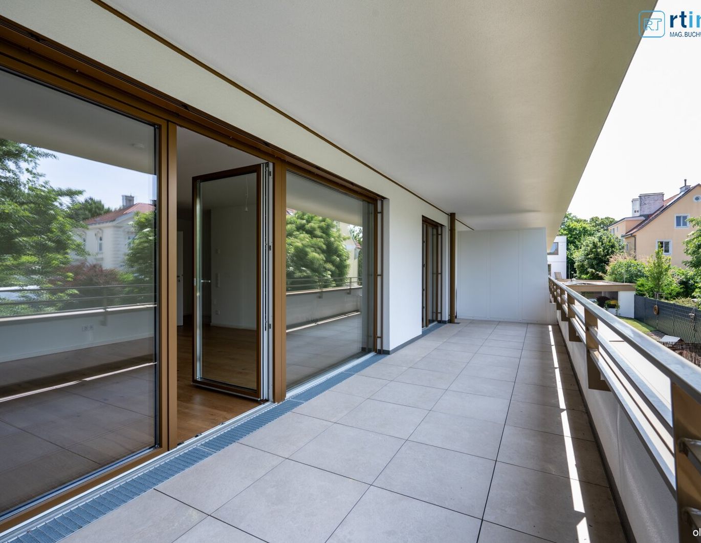NEUBAUERSTBEZUG: MODERNE; RUHIGE 2 ZIMMERWOHNUNG MIT BEEINDRUCKENDEM BALKON + GARAGENPLATZ