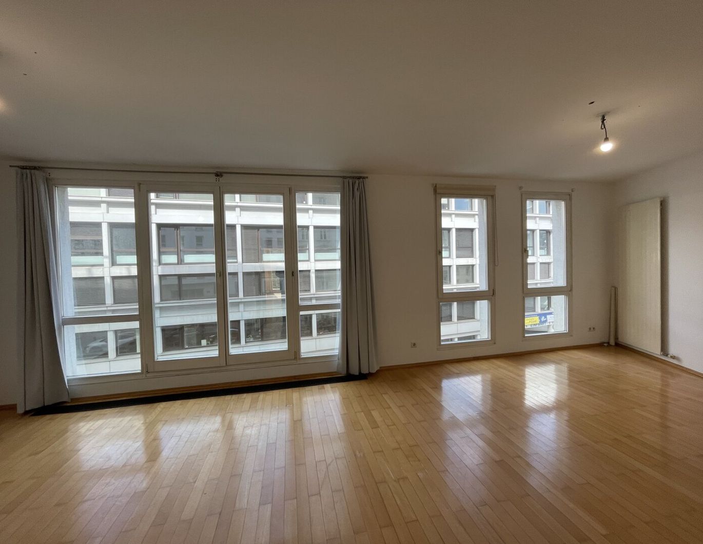 3 Zimmer Wohnung mit Gemeinschaftsdachterrasse direkt beim Karlsplatz!