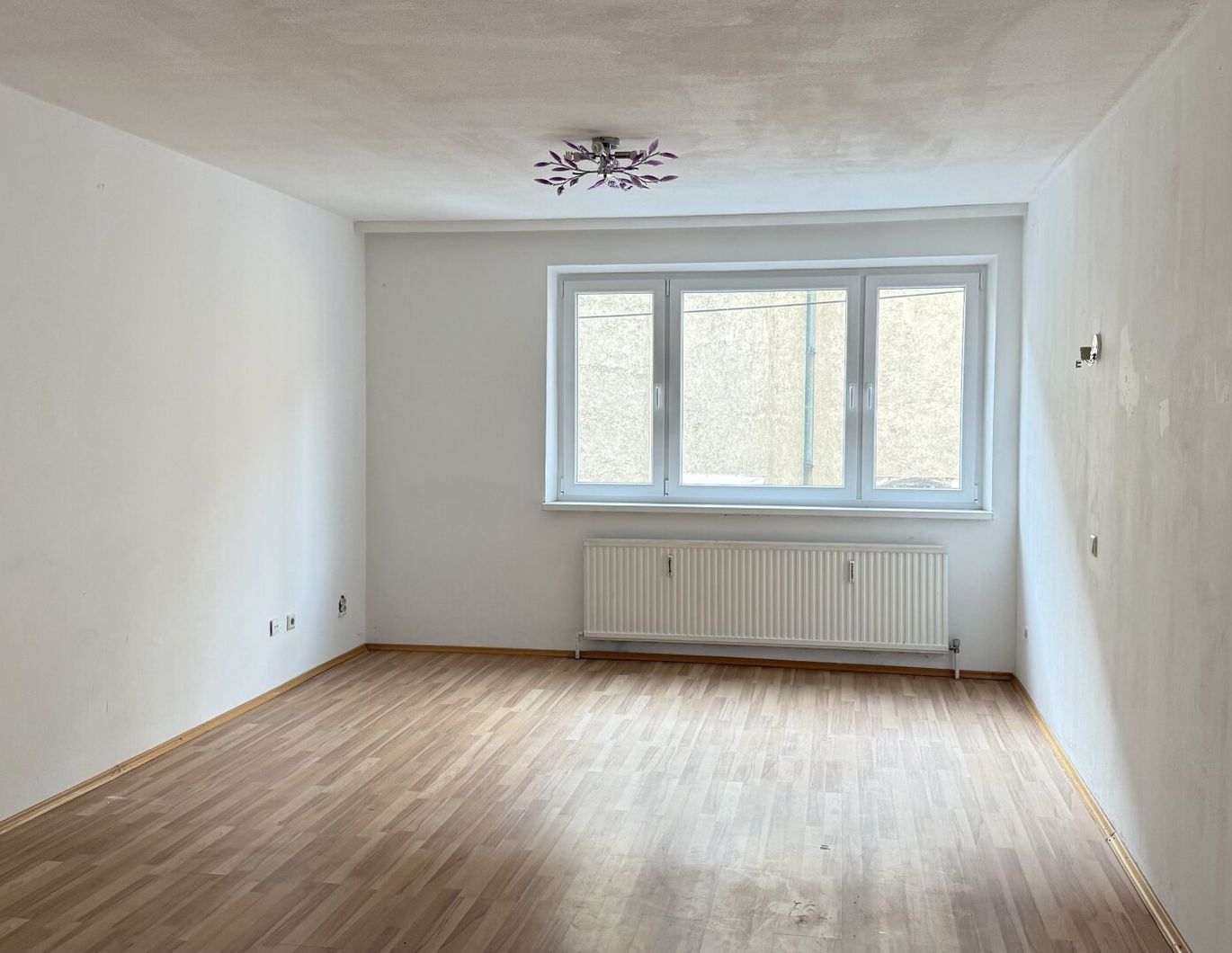 Kirchstetterngasse: 2 Zimmer mit separater Küche (zenral begehbar) im Ersten Liftstock!