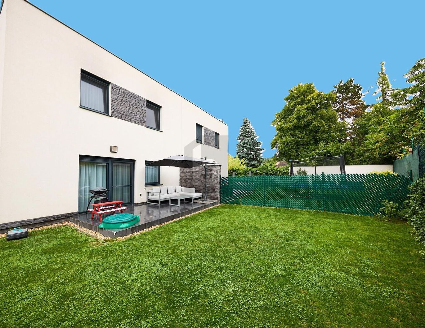 KLARE LINIEN - ELEGANTE AUSSTATTUNG - GARTEN MIT TERRASSE