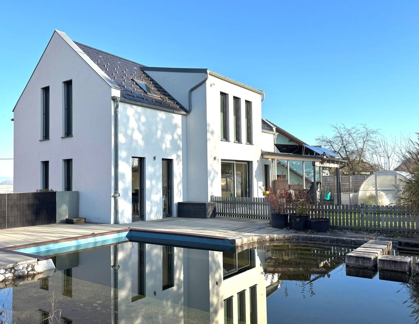 Modernes Einfamilienhaus mit exklusivem Schwimmteich/Naturpool