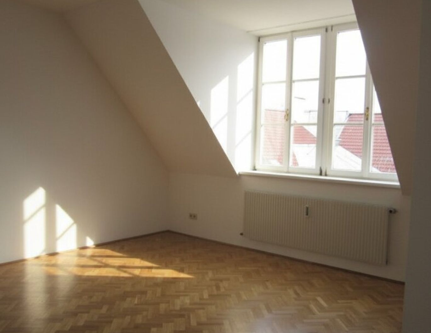 ZENTRAL GELEGENE DACHGESCHOSSMIETE