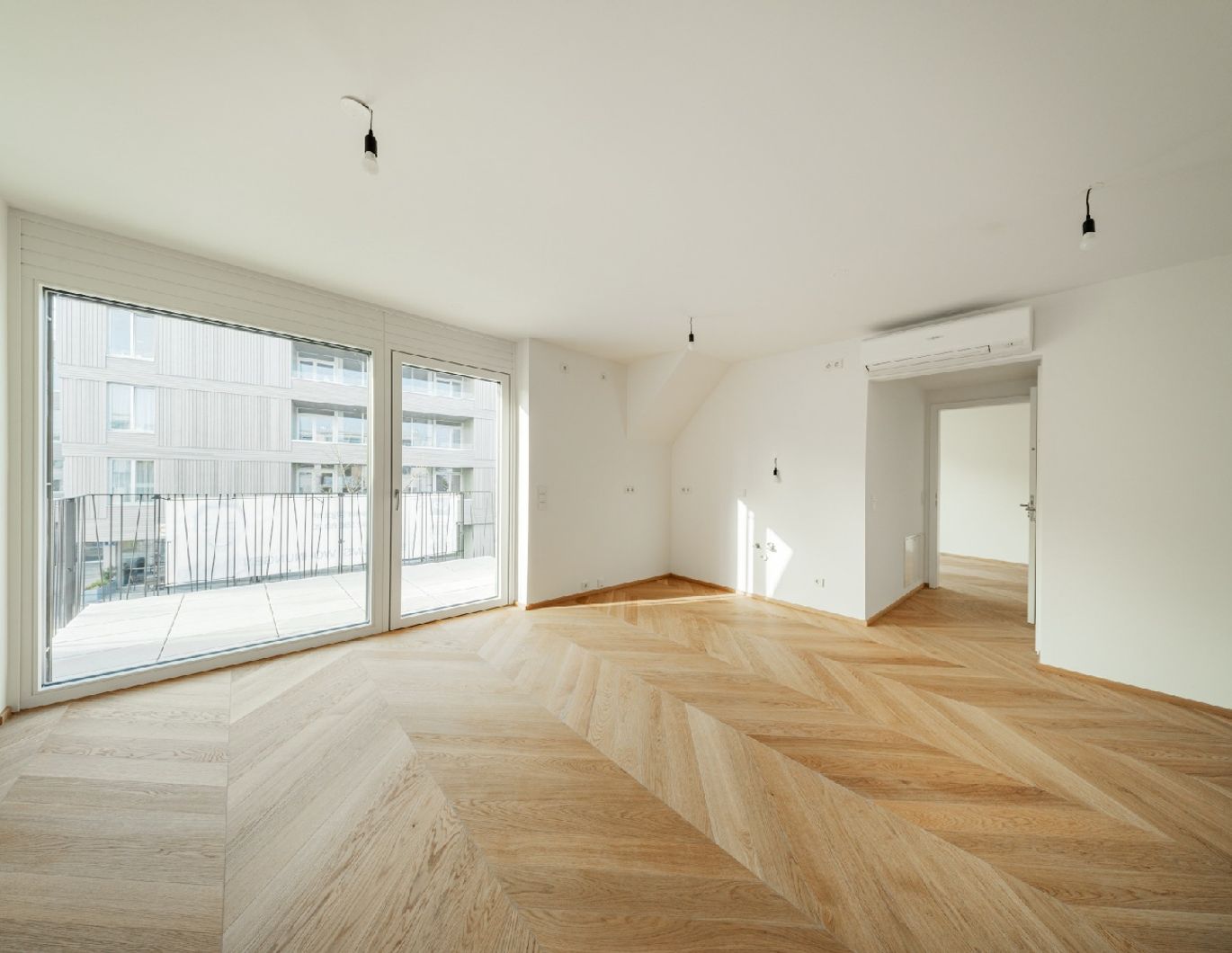 STOCK IM WEG - Sonnenstunden & Stilgefühl - 2 Zimmer mit Westbalkon, Fitness & Garage