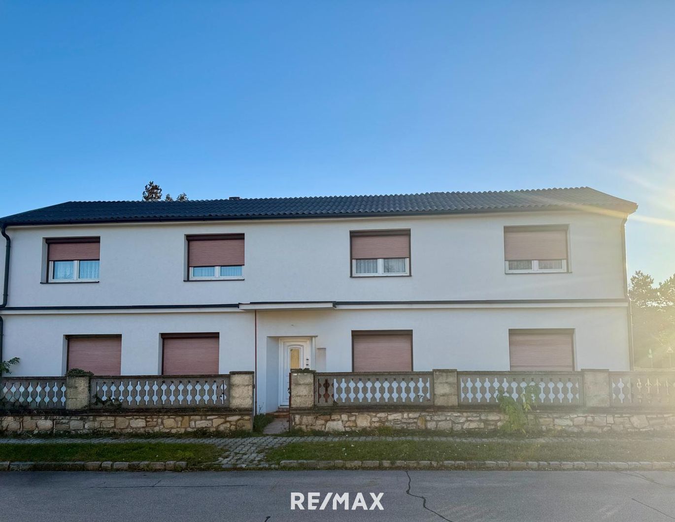 Einfamilienhaus/Mehrfamilienhaus zwei Wohneinheiten, Nebengebäude, Garteneinfahrt