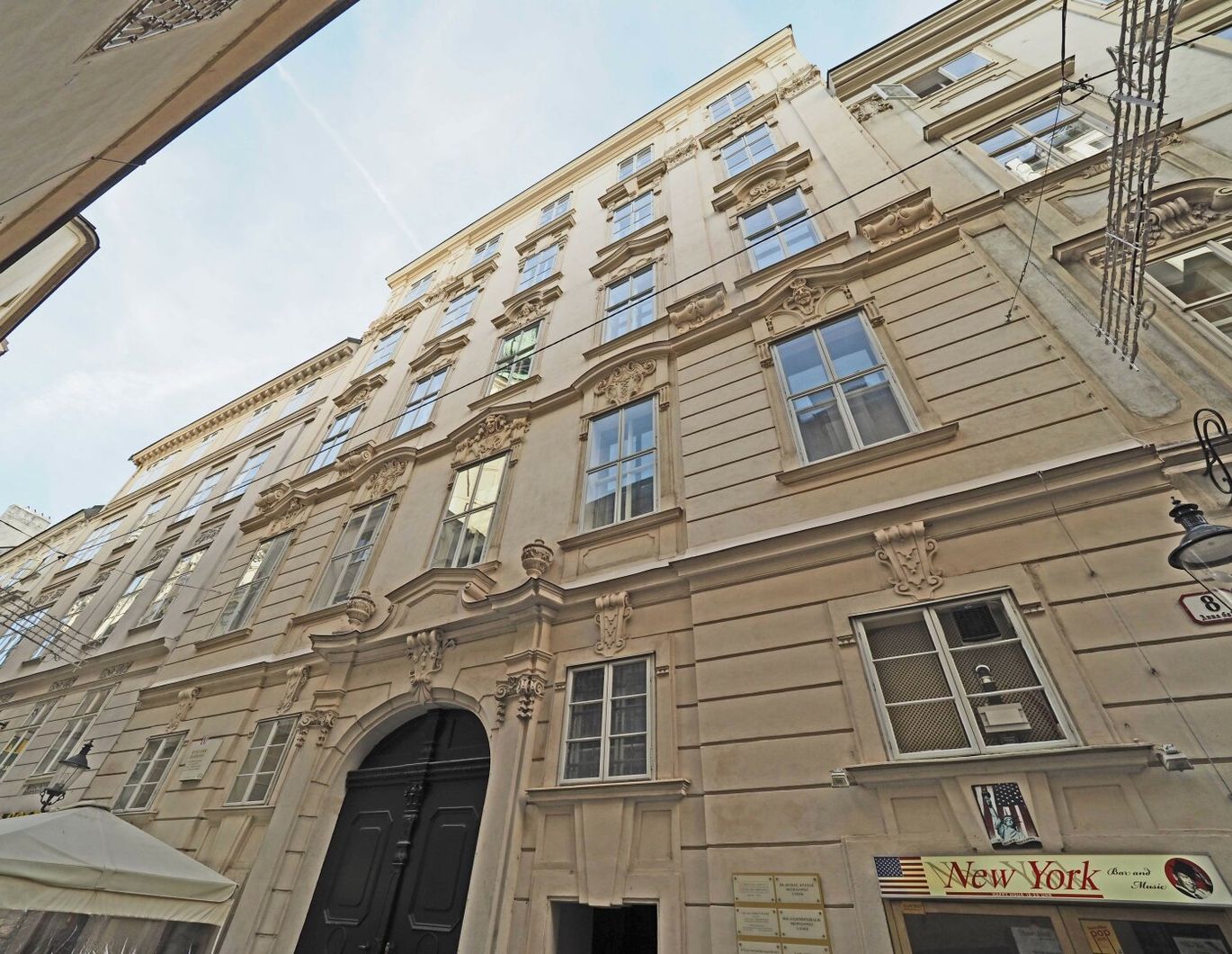 ANNAGASSE | AB JULI 2026 | exklusive 3-Zimmer-Altbauwohnung in historischem Innenstadt-Palais | ERSTBEZUG