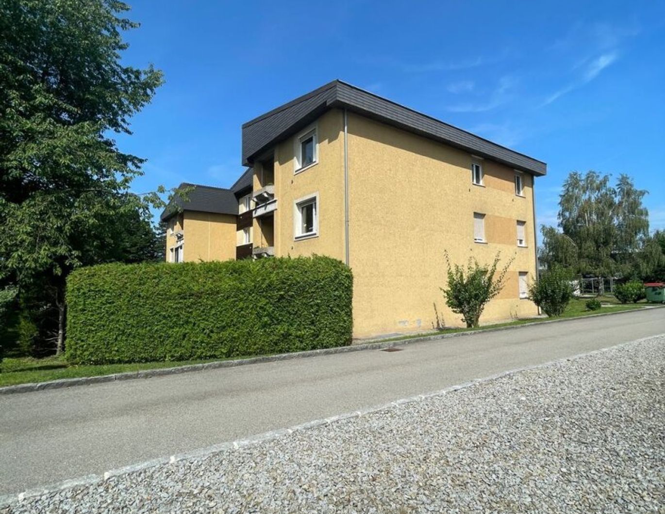 Fußnah zum Bahnhof Schärding und Grenznähe inklusive: 3-Zimmer-Wohnung, frisch saniert, mit Loggia & Garage! Ab sofort beziehbar!