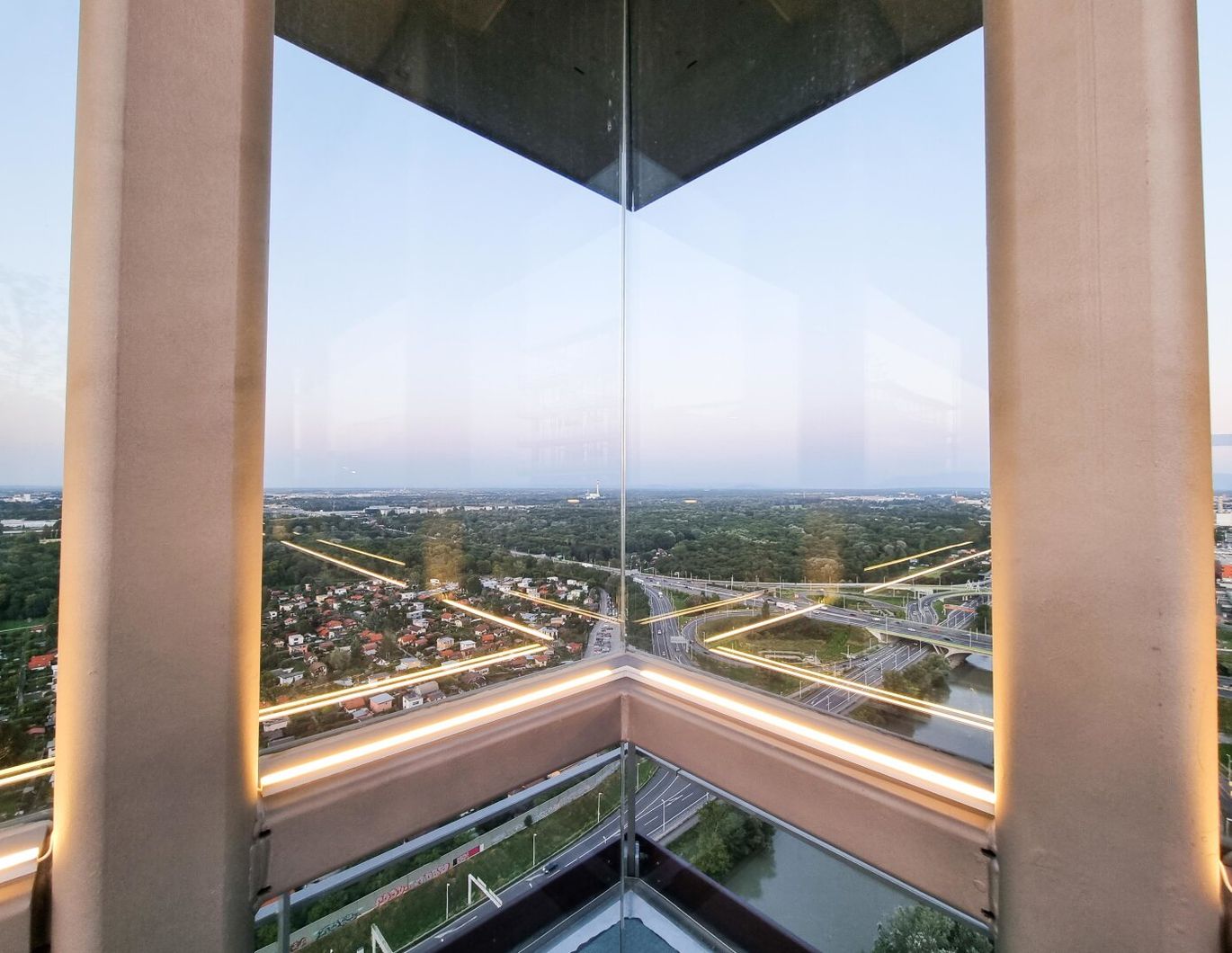 27.Stock! Wohnen im TRIIIPLE - Infinity Pool, Spielplatz, Barbecue uvm.