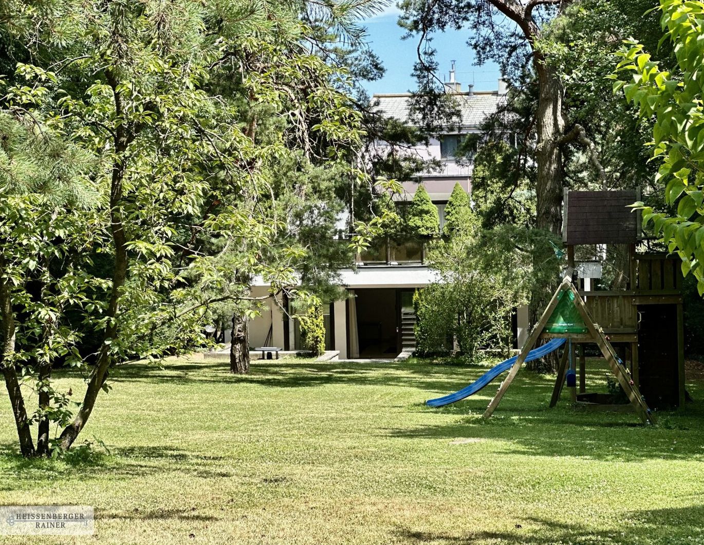 REPRÄSENTATIV, SEHR PRIVAT, VOLLMÖBLIERT /// NEUBAUVILLA MIT GROSSEM GARTEN IN DORNBACH