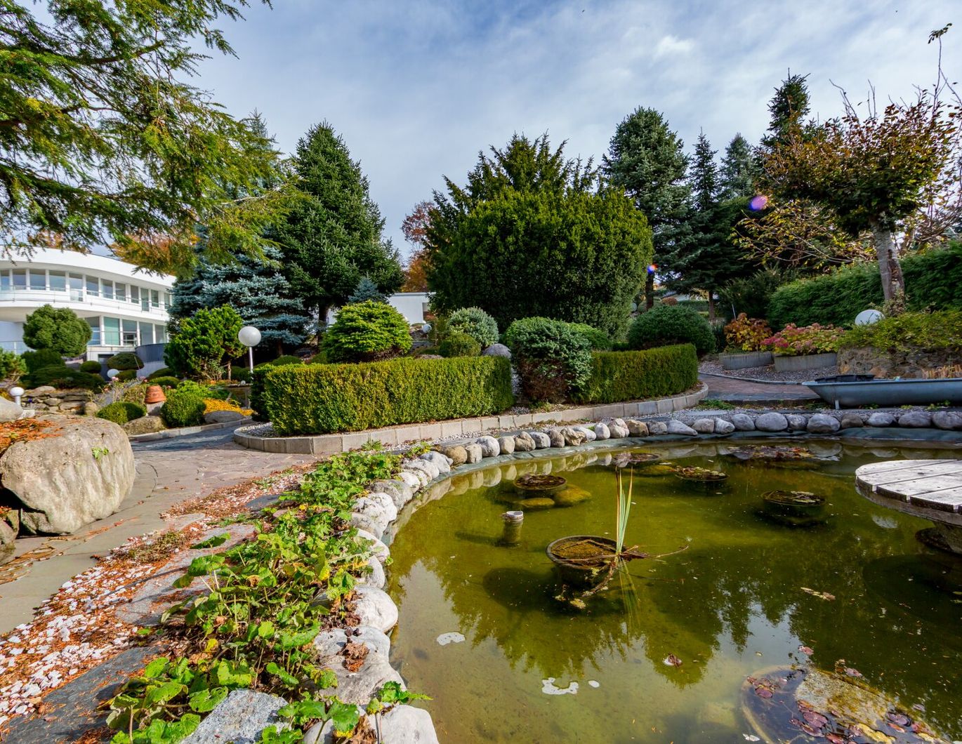 Jenseits des Gewöhnlichen - VILLA mit magischer Gartenanlage