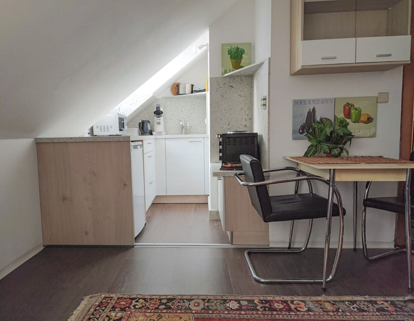 Stilvoll möblierte 1-Zimmer-Wohnung mit Stellplatz in Innenhof