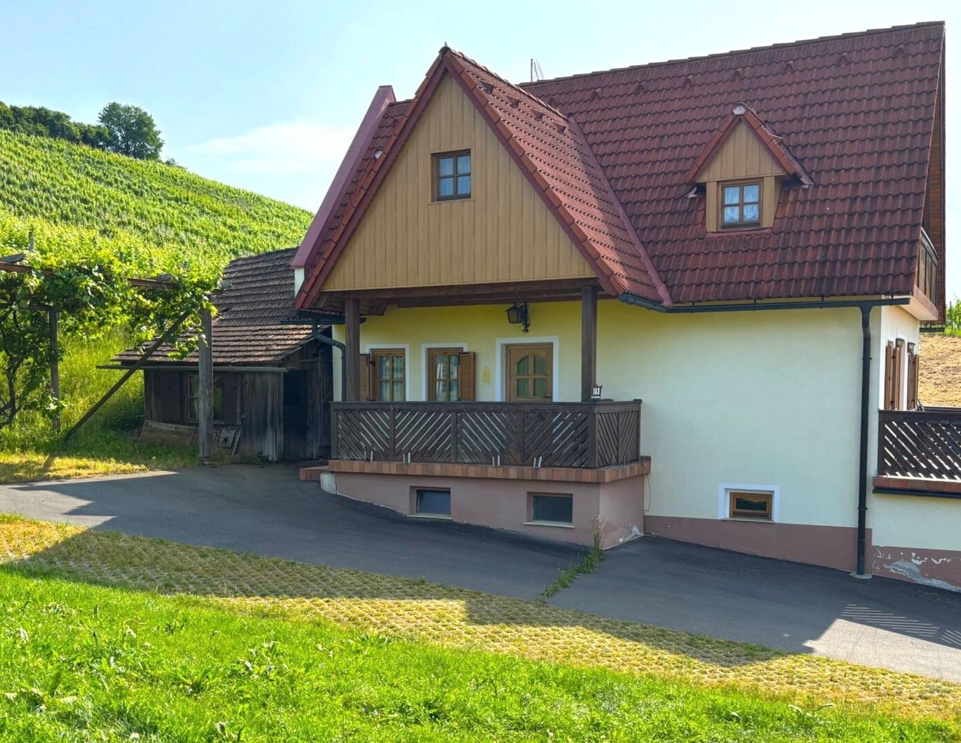 Umgebautes Kellerstöckl mit 3 Wohneinheiten, Terrasse, Balkon, Keller und Weingarten in Aussichtslage