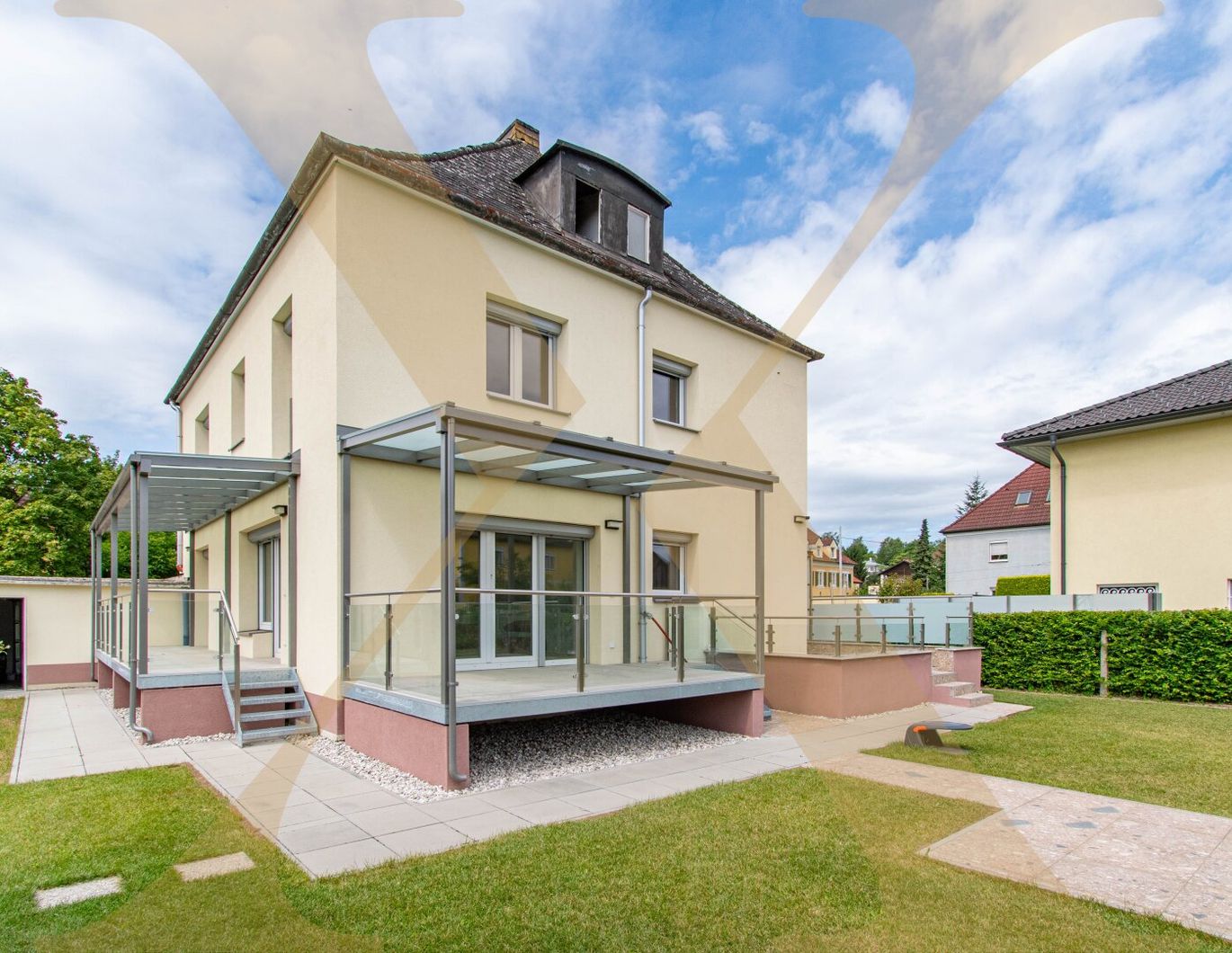 Großzügiges Einfamilienhaus mit großem Garten und Terrassen 