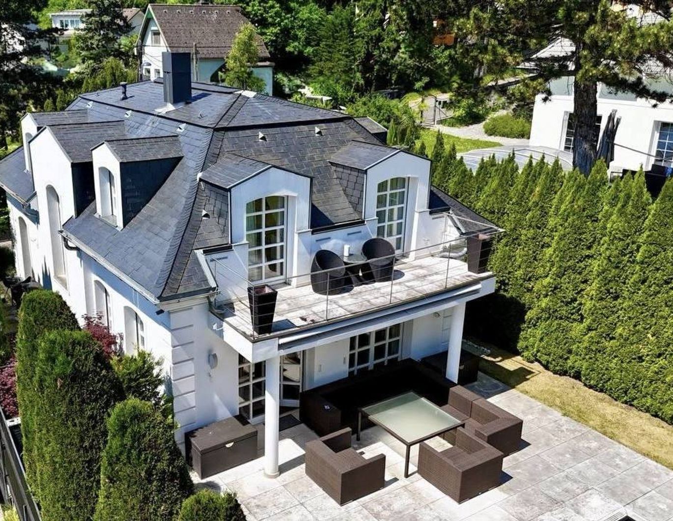 Ikonische Villa mit Infinity Pool in Wiener Grünruhelage