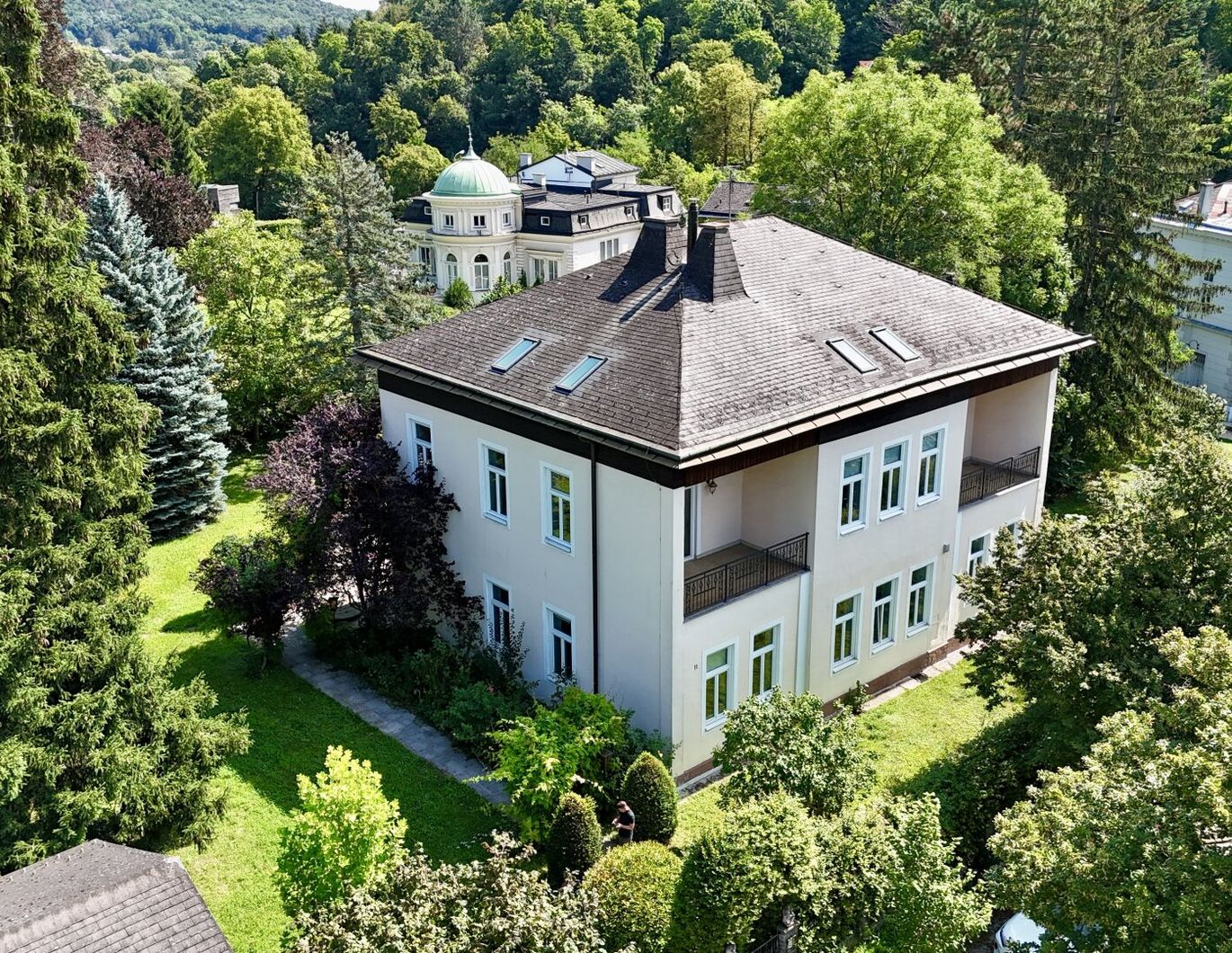 DG-Wohnung in einer Villa inkl. Dachterrasse, Lift, Luftwärmepumpe, Fußbodenheizung, Weinkeller u.v.m.!