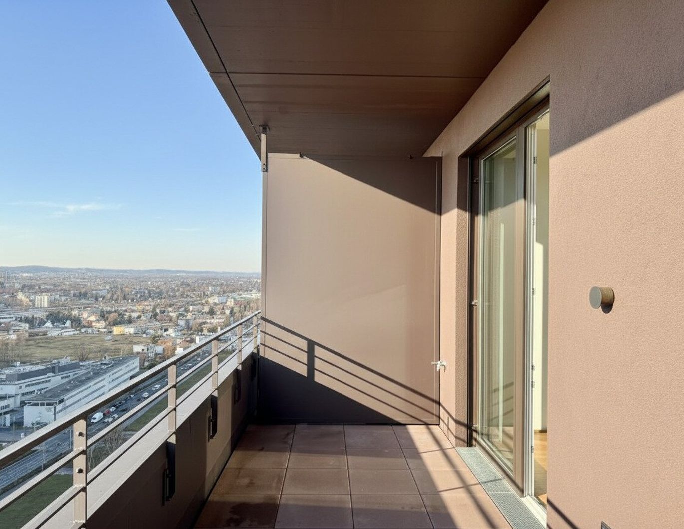 Schloßbergblick, Weitblick und Sauna - Hochwertige 2-Zimmer-Wohnung im 19. Obergeschoß