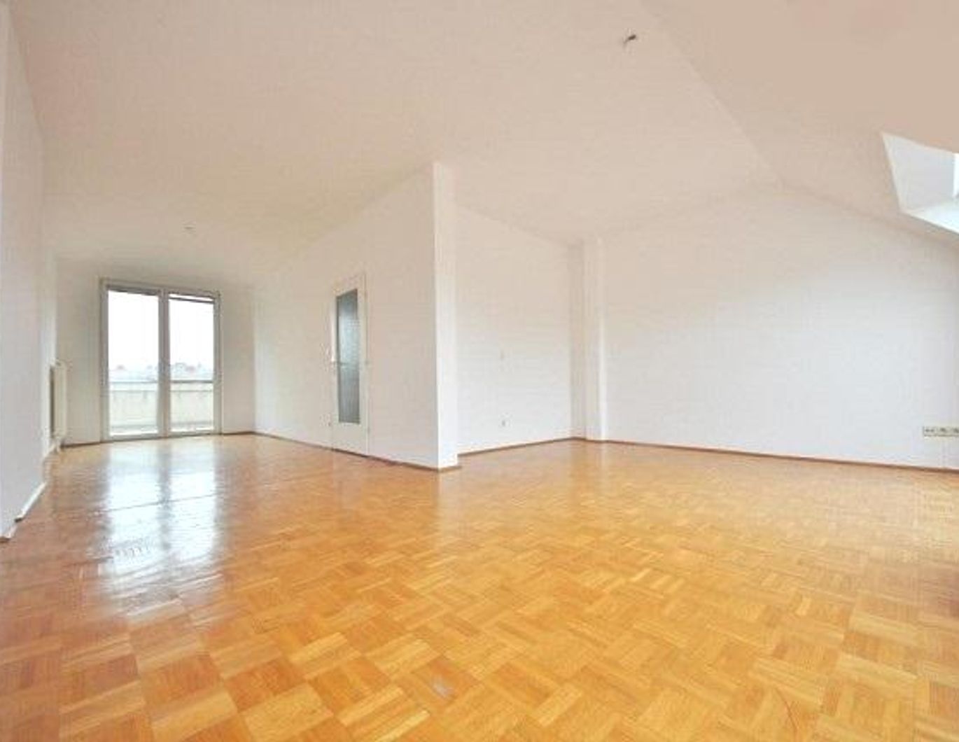 Sehr schicke und sehr sonnige Dachgeschosswohnung mit Terrasse im beliebten Unter St.Veit in Hietzing