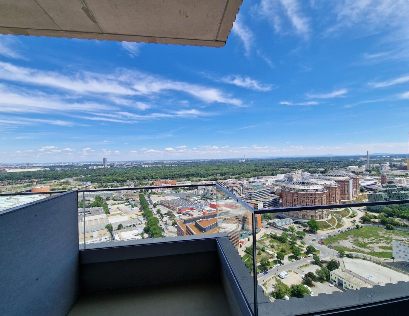 WEITBLICK garantiert: Modern möblierte 2-Zimmer-Wohnung mit Klima im One-Tower mit Pool und vielen Extras im Haus!