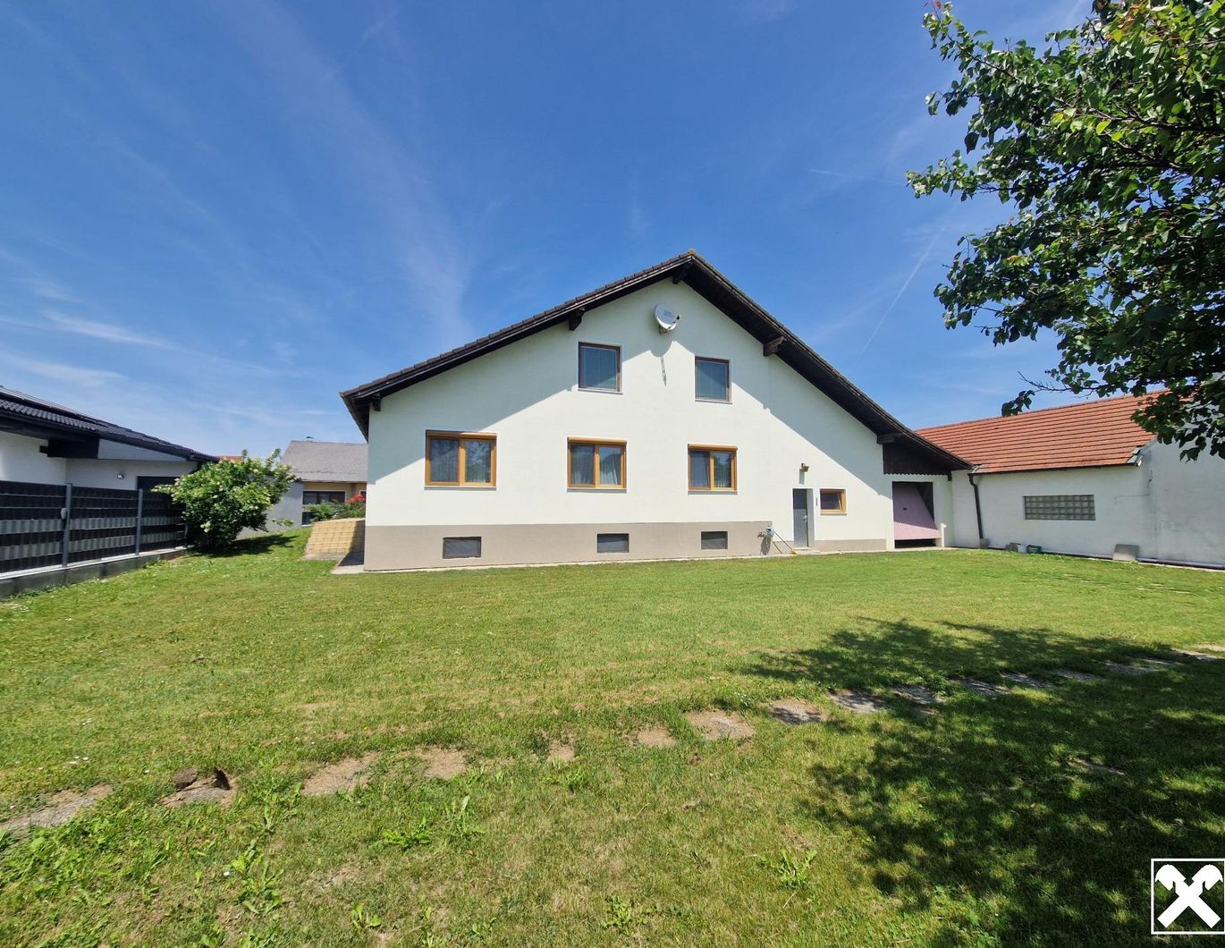 LIEBEVOLLER BUNGALOW MIT GEPFLEGTEM GARTEN IN TRAUMHAFTER RUHELAGE MIT HERRLICHEM GRÜN- UND AUSBLICK IN UNMITTELBARER FELDRANDLAGE