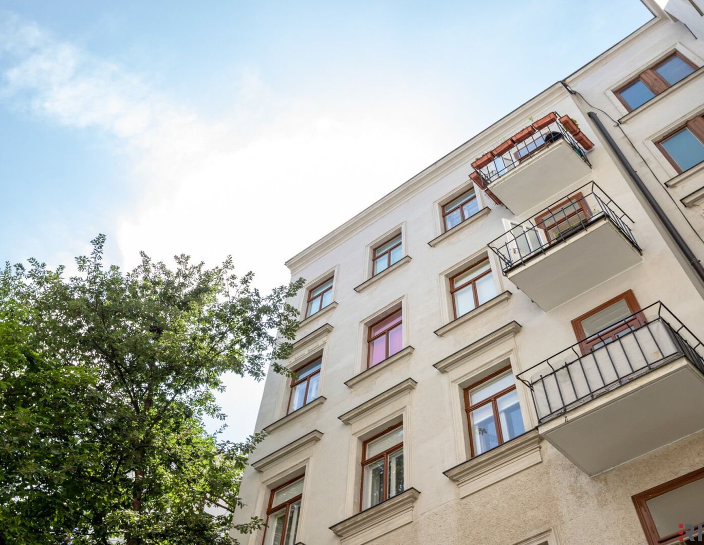 MITTEN IM SIEBTEN | Ost/West ausgerichteter Stil-Altbau mit Balkon | Grünblick | Prachtvolles Jahrhundertwendehaus