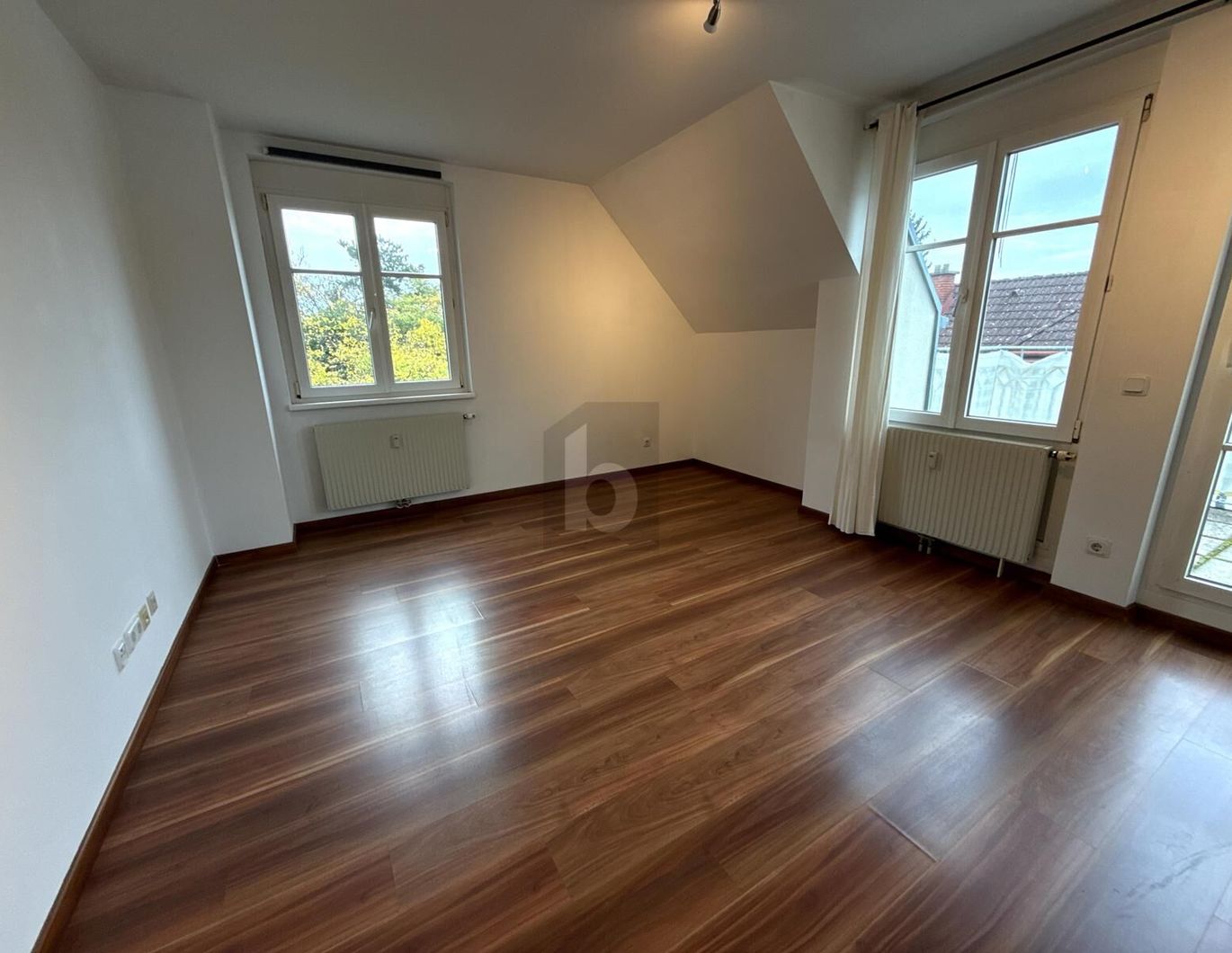 CHARMANTES OBJEKT MIT TERRASSE & ZWEI GARAGENPLÄTZEN IM 13. BEZIRK