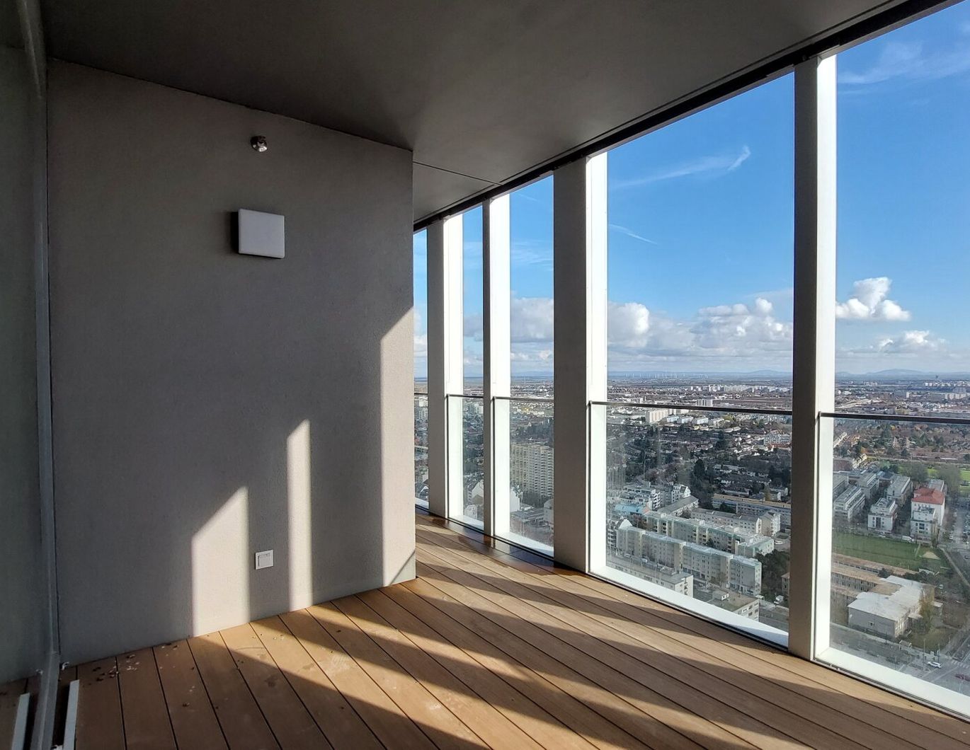 Erstbezug - 3-Zi.-Wohnung mit Rooftop Pool & Sauna