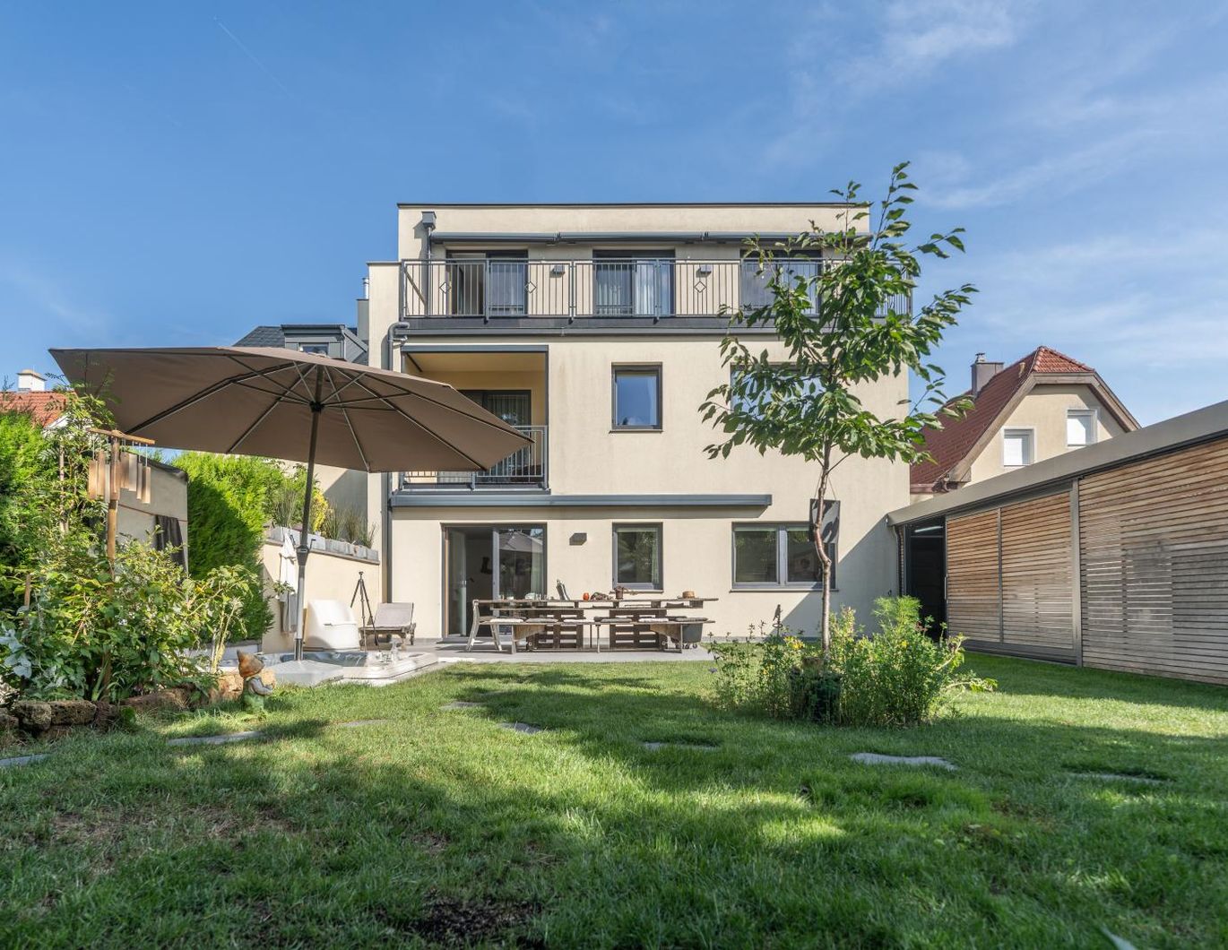 PREISUPDATE !!! Traum-Doppelhaushälfte mit Einfamilienhaus-Charakter und großem Garten