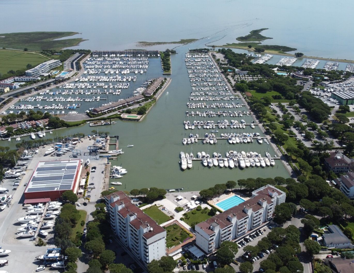 Exklusives Reihenhaus mit direktem Bootsanleger und idyllischem Garten in Lagunenlage