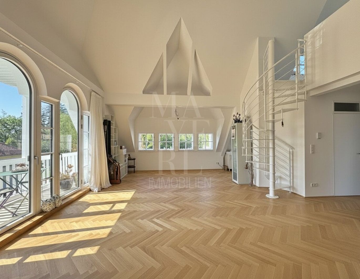 Dachterrassenwohnung mit Weitblick und Altbaucharme - Zweitbezug nach Total-Sanierung