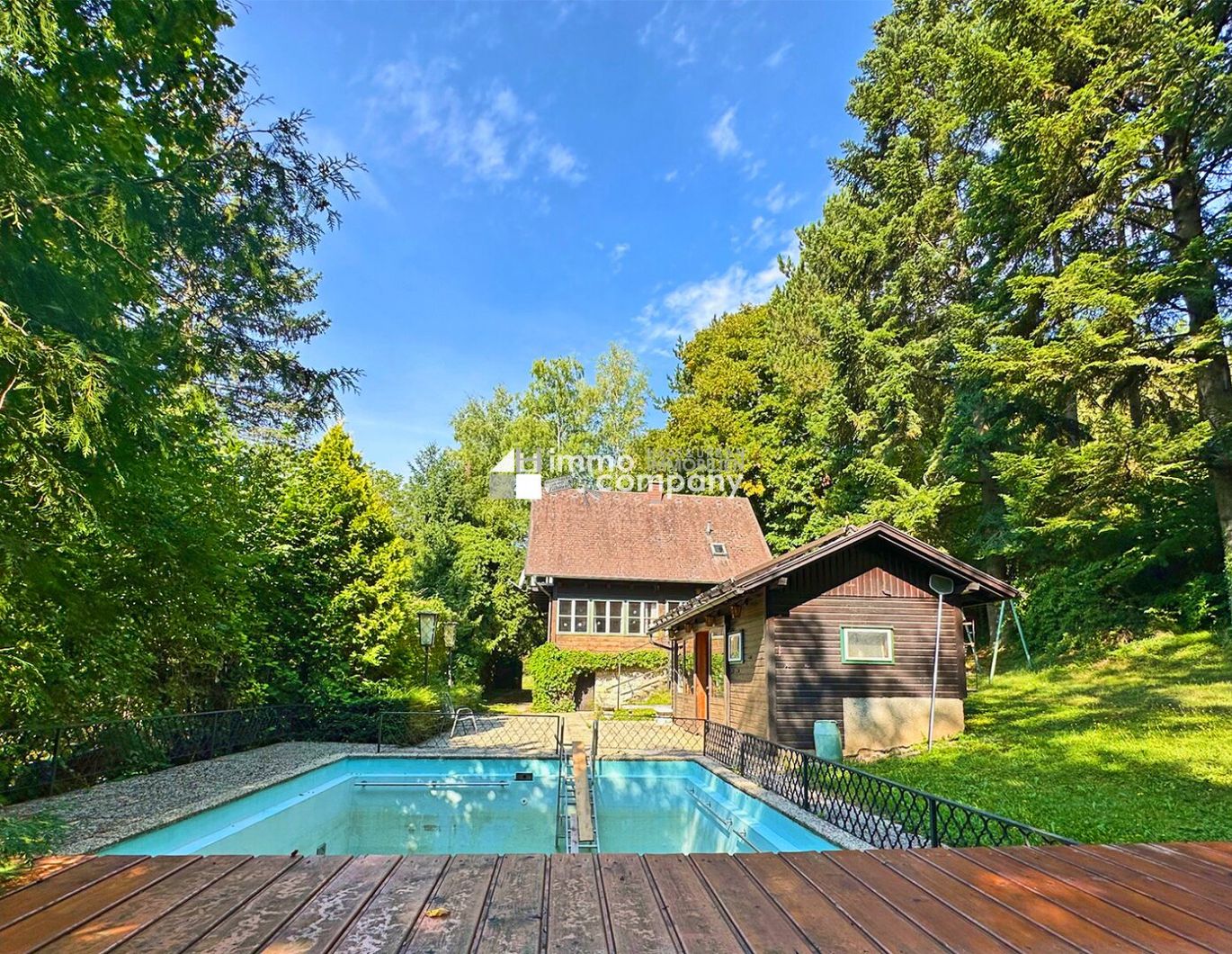 Renovierungsbedürftiges altes Landhaus mit Pool , Grundfläche 1.594 m² Renovierung und Schönheitsreparaturen sind erforderlich, dennoch sofort beziehbar!
