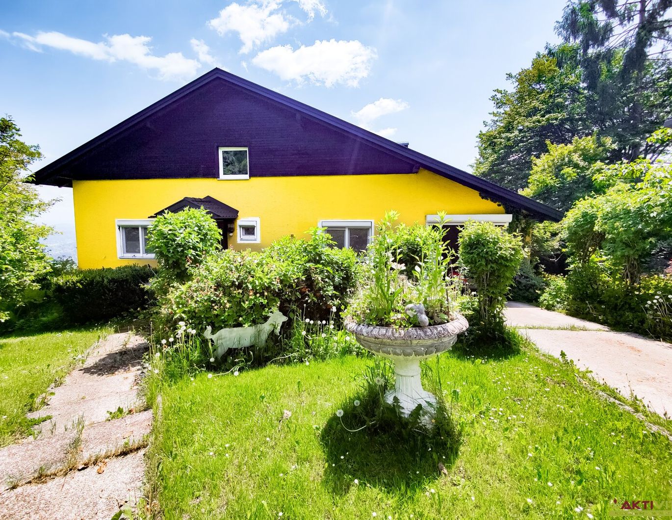 Charmantes Haus in erhöhter Lage mit Weitblick und Potenzial.