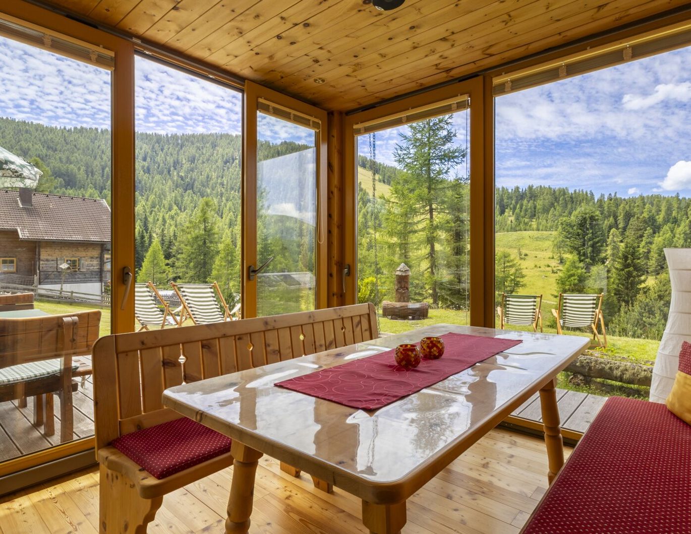 Gemütliches Almhaus am Hochrindl - Weitläufiges Grundstück mit Blick über sonnige Berggipfel.