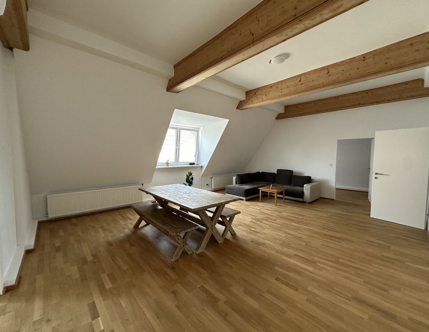 UNBEFRISTET: große 5 Zimmer im frisch ausgebauten Dachgeschoss mit Balkon!