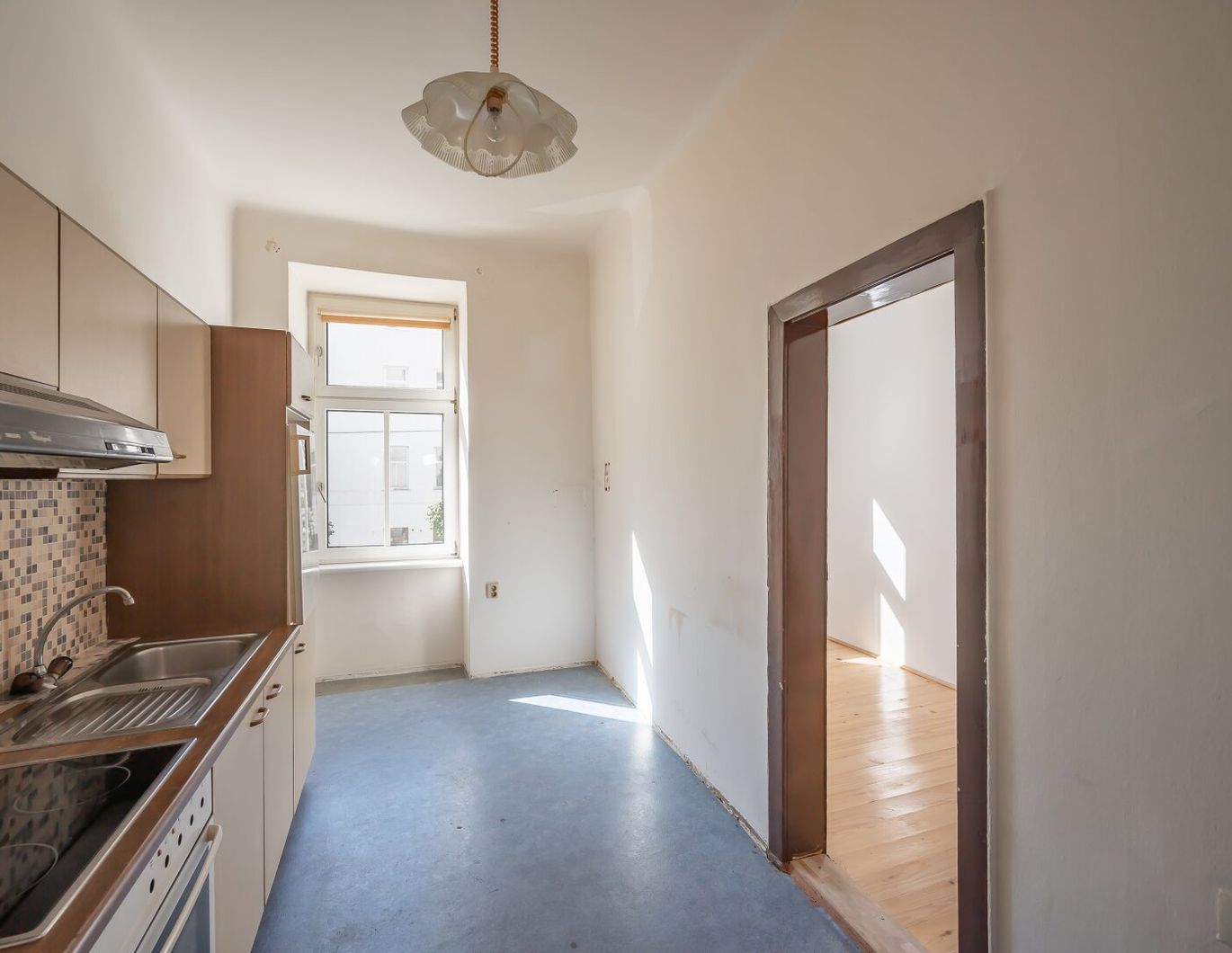 ++Q18++ Well-maintained 1-room old building flat with lots of potential