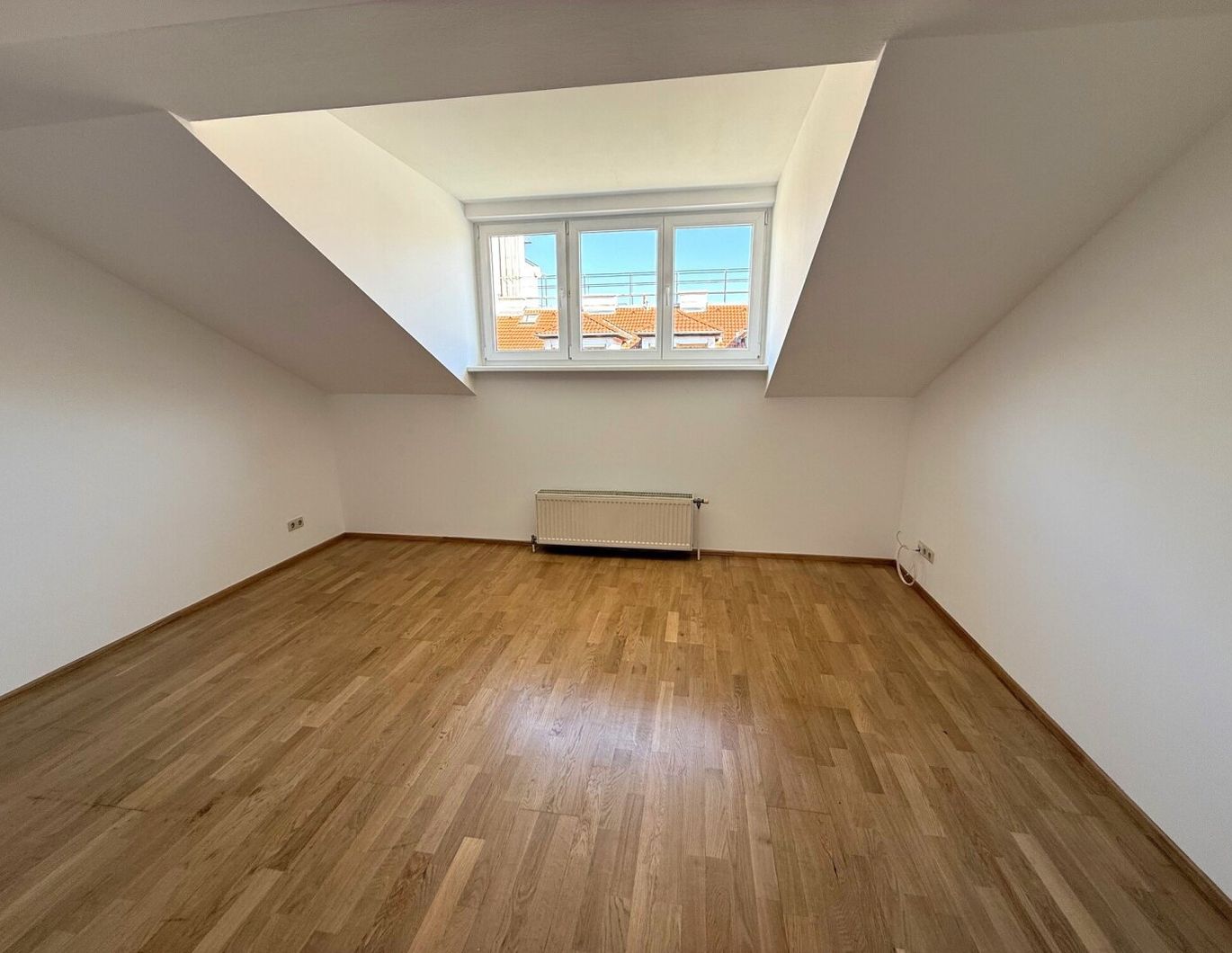 Bestandsfreie DG-Wohnung - 4 % Rendite erzielbar - Nur ca. 20 Meter bis zur U3 Station Schweglerstraße