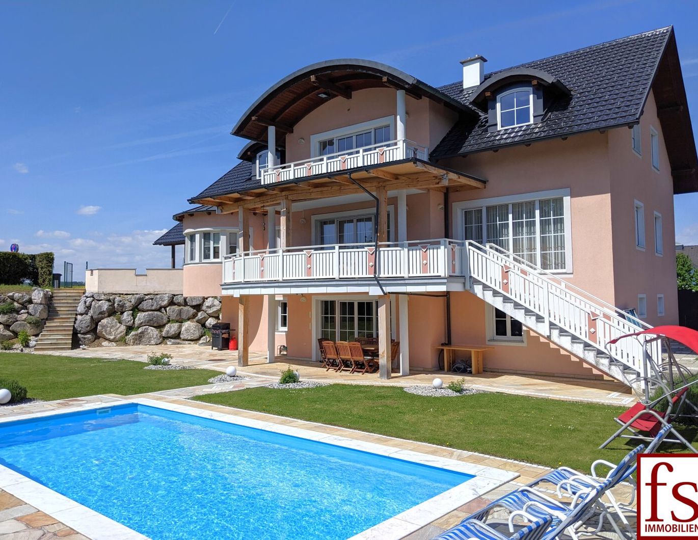 TRAUMHAUS mit schönem Garten und Pool