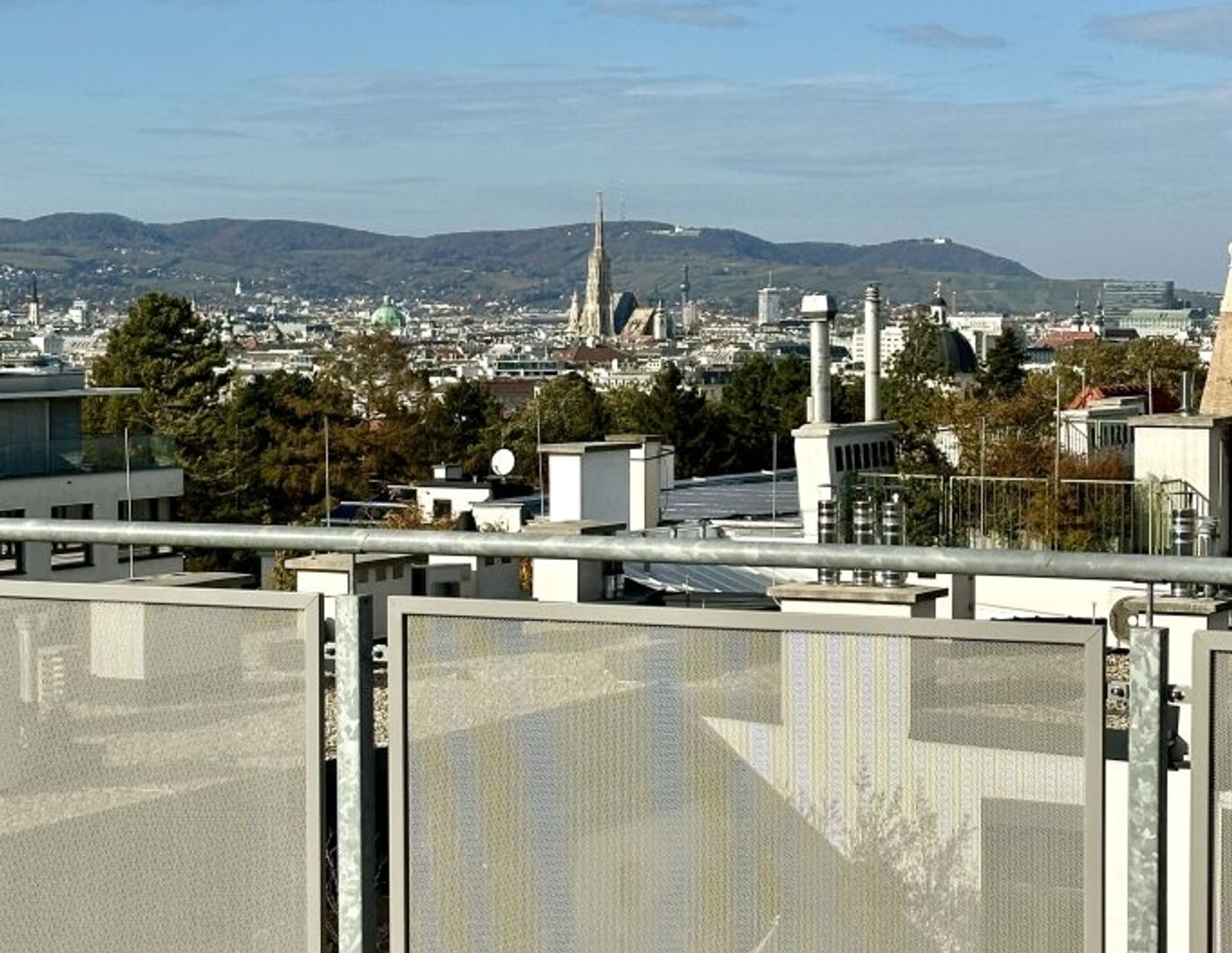 VOLLES STADTPANORAMA /// Moderne Wohnung mit riesiger Dachterrasse