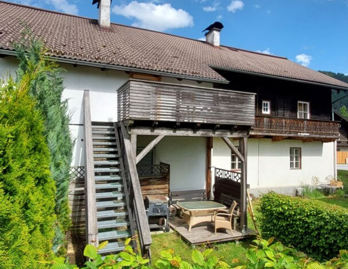 Eigentumswohnung mit großer westseitiger Terrasse und ostseitigem Balkon, Garten, Garage u. Parkplätze